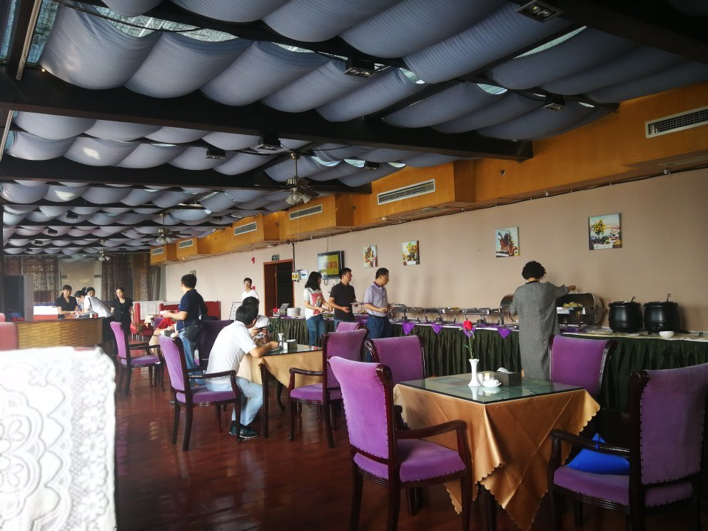 鸿都大酒店主图