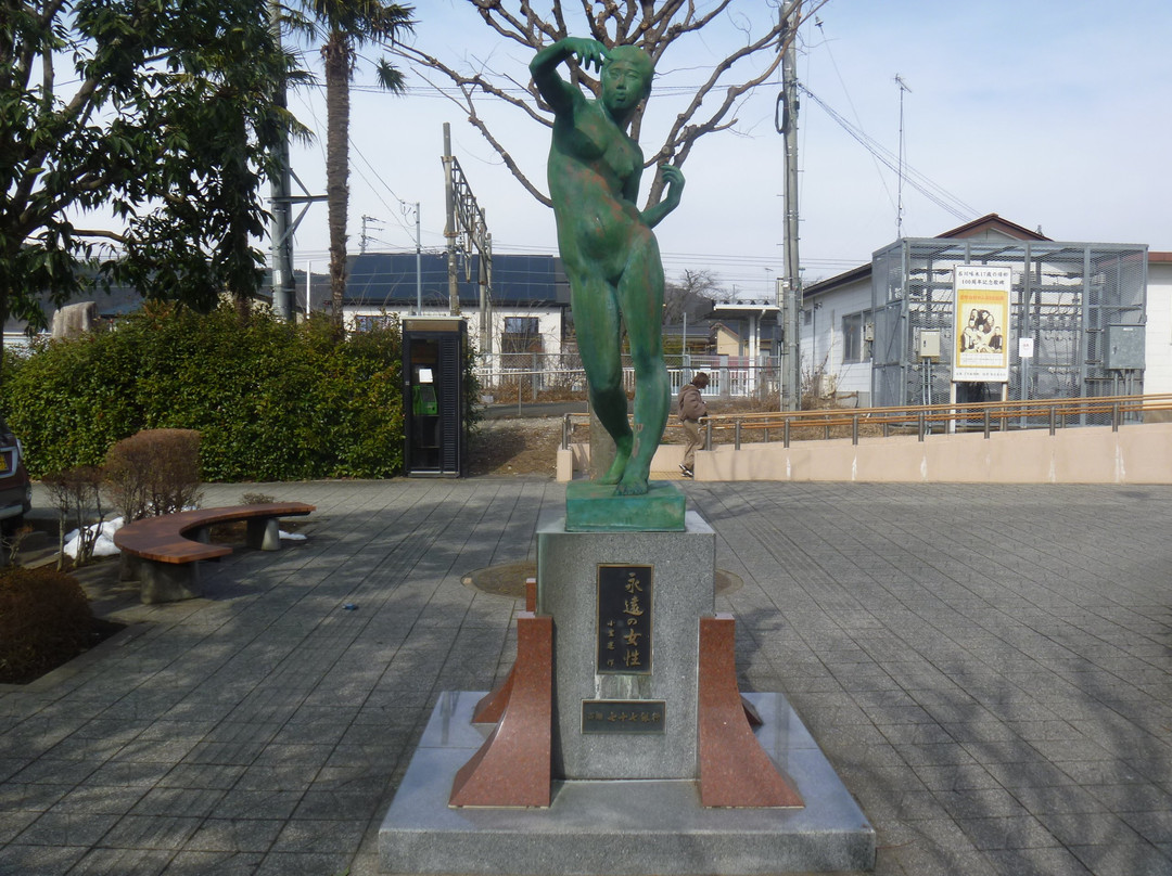 Eien no Josei Statue景点图片