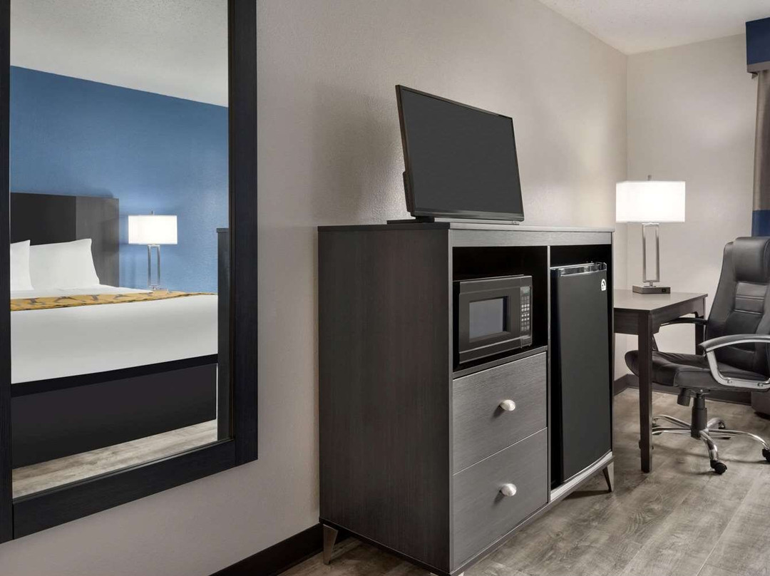 托莱多机场戴斯酒店主图