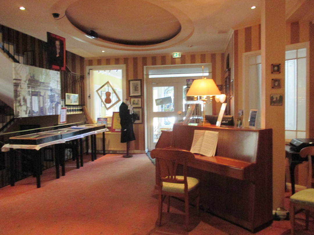 城堡花园酒店主图