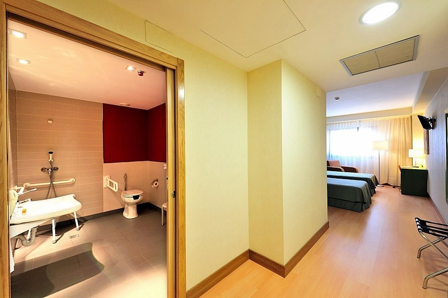 纳瓦尔塞斯陶酒店主图