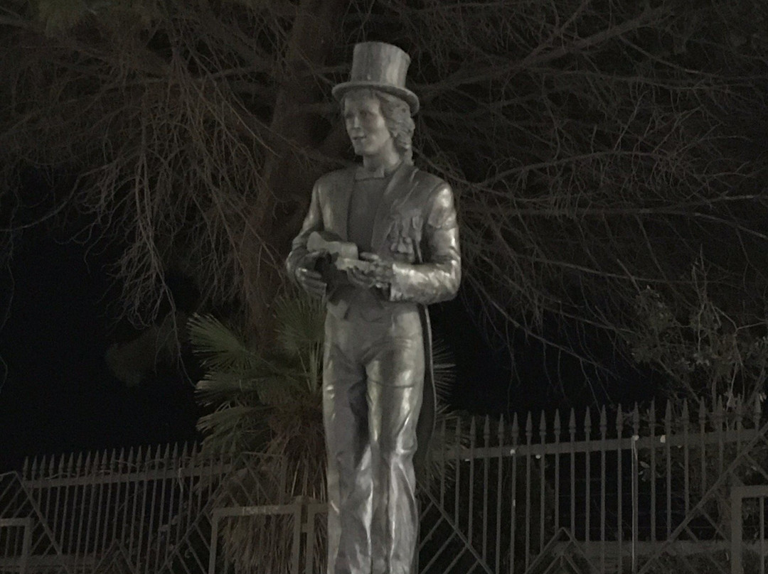 Monumento a Rino Gaetano-克罗托内必去景点