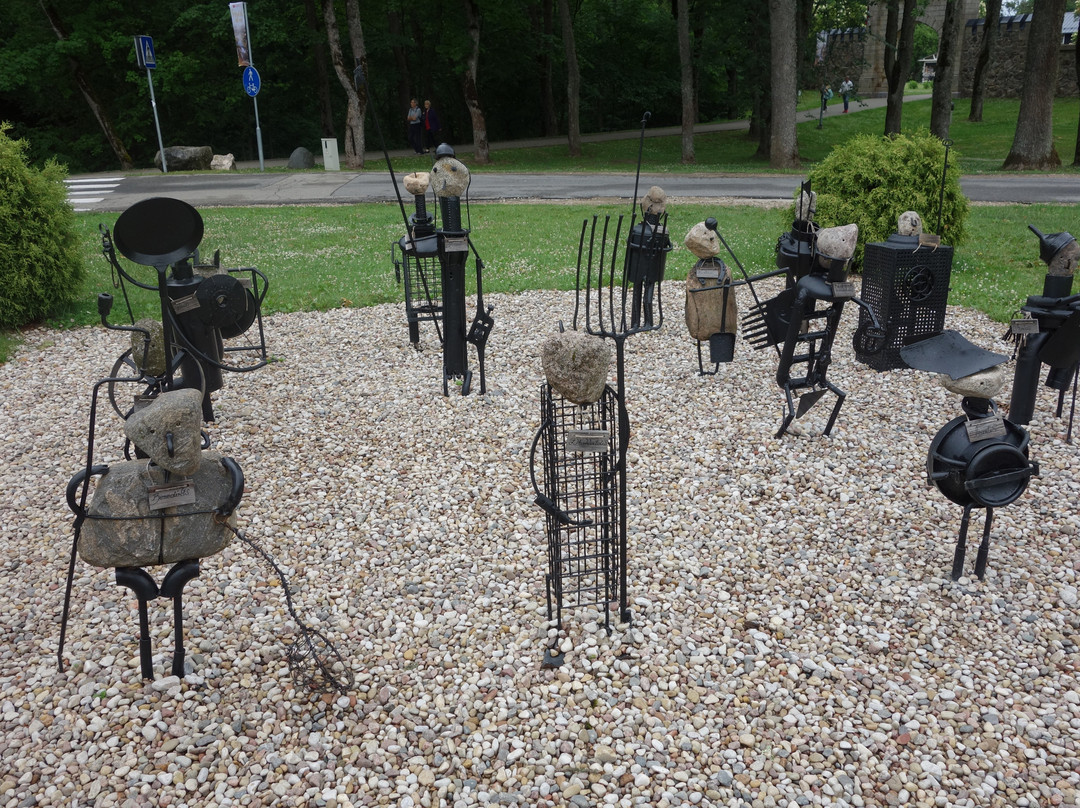 Sculptural Group Parade of the Knights-锡古尔达必去景点