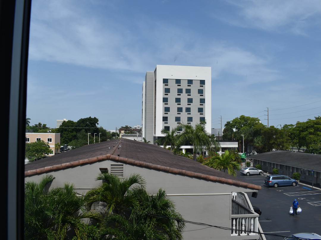 迈阿密机场北舒适套房酒店主图