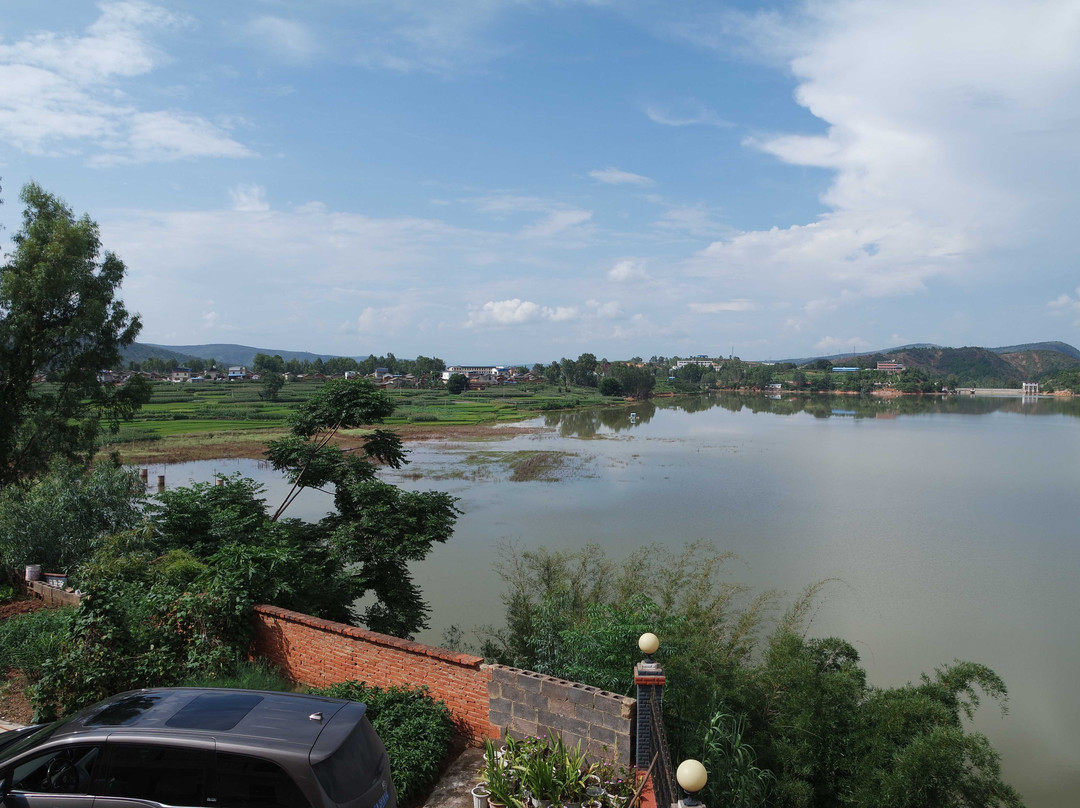 浪巴铺土林宾馆主图