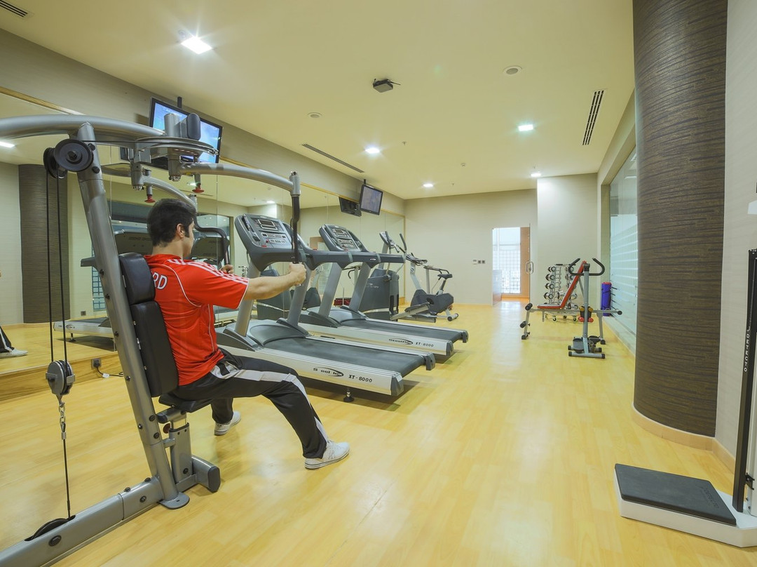 金色郁金香酒店主图