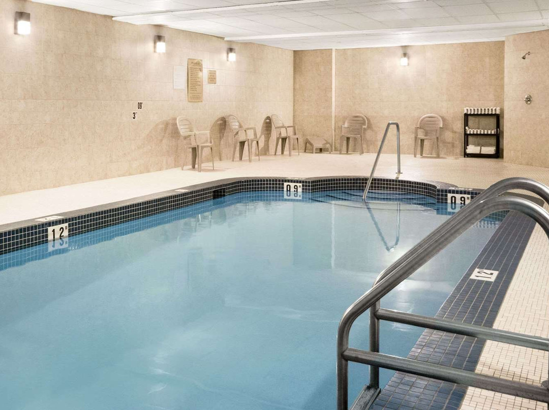 Days Inn & Suites by Wyndham Cochrane主图