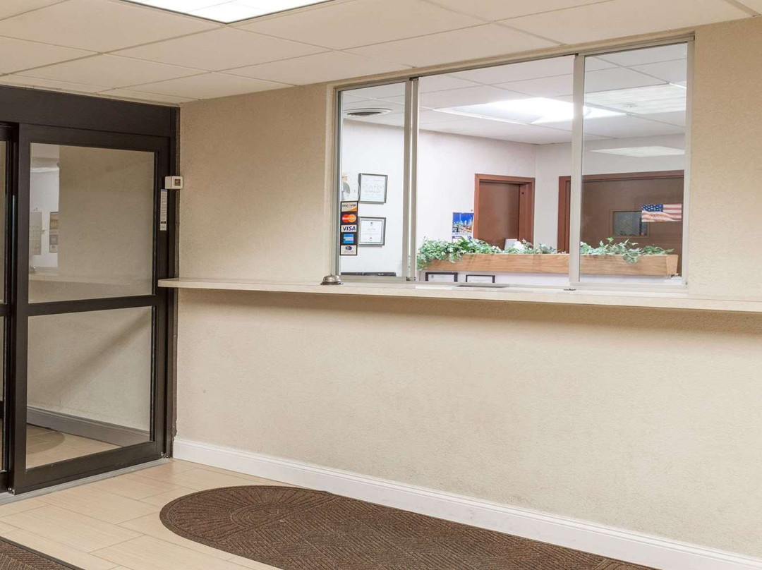 Super 8 by Wyndham St Charles主图