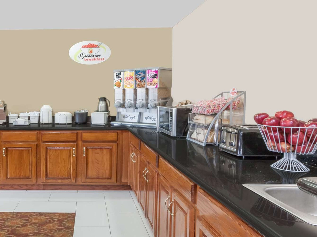 Super 8 South By Wyndham主图