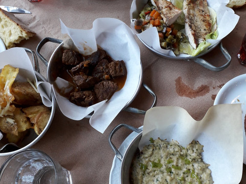 Petroupoli餐馆和美食-Piperia Mezedomparaki