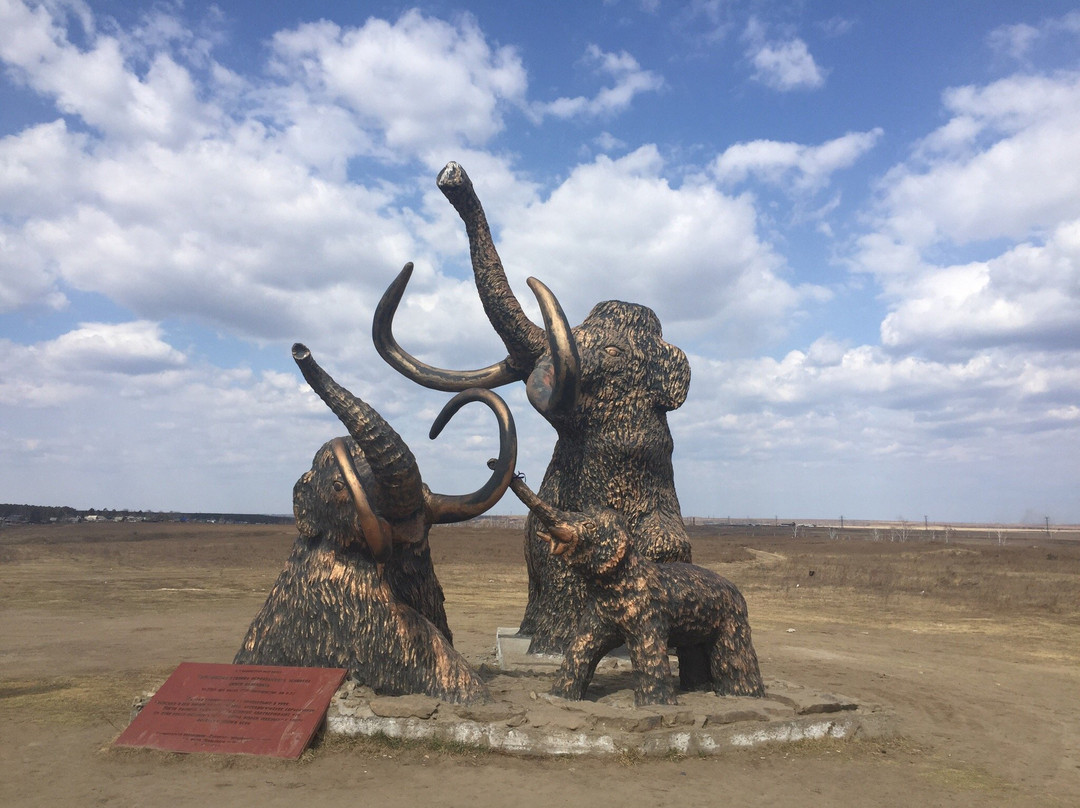 Monument to Baby Mammoth and Its Mother景点图片