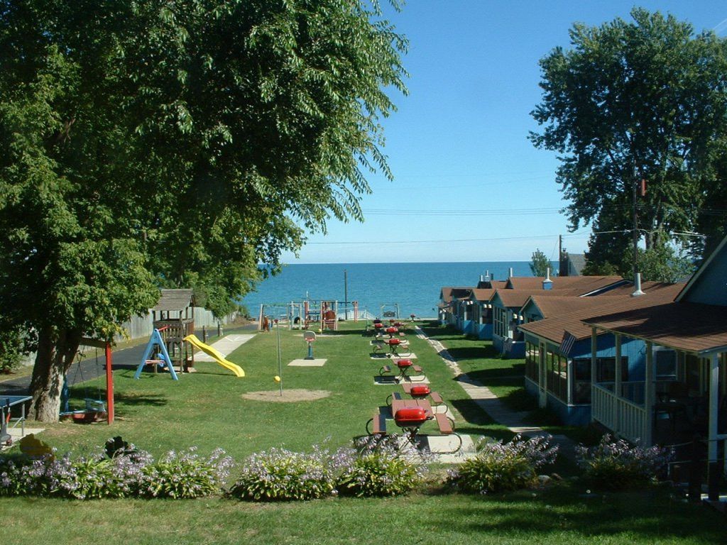Luskys Lakefront Resort/Cottages