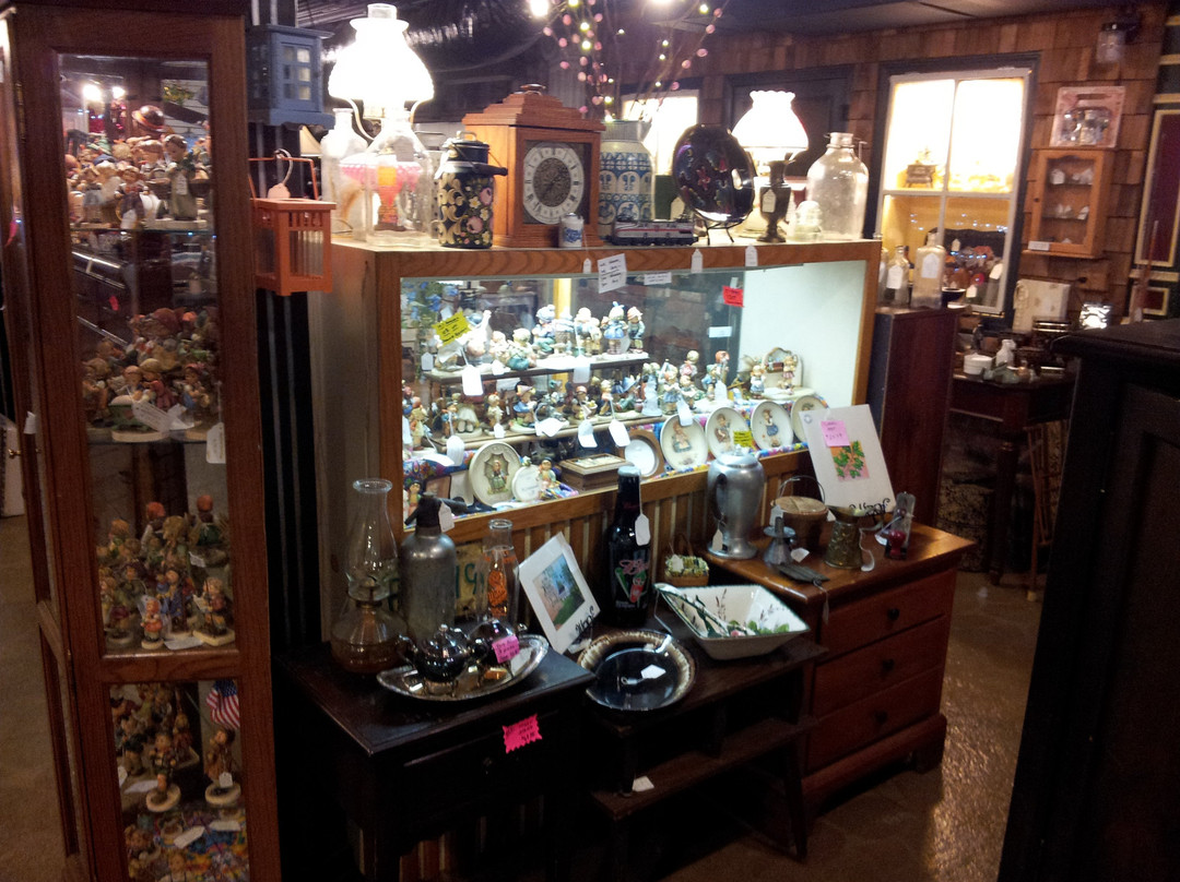 A Cat In The Attic Treasures & Treats Antiques Towne Square-韦恩斯维尔必去景点