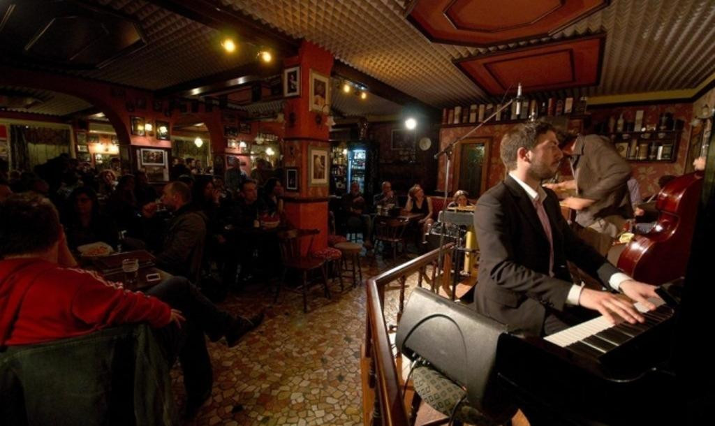 Correzzola餐馆和美食-Cockney London Pub