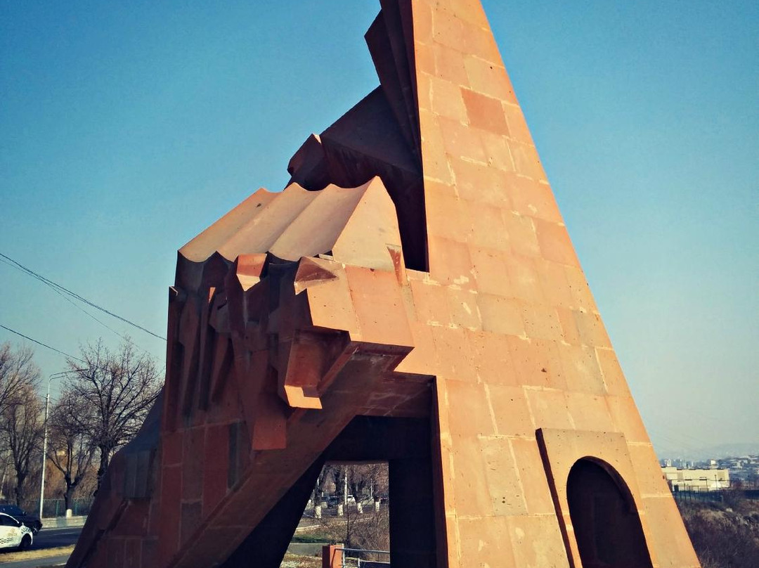 Parakar旅游景点-The Monument of Gratitude