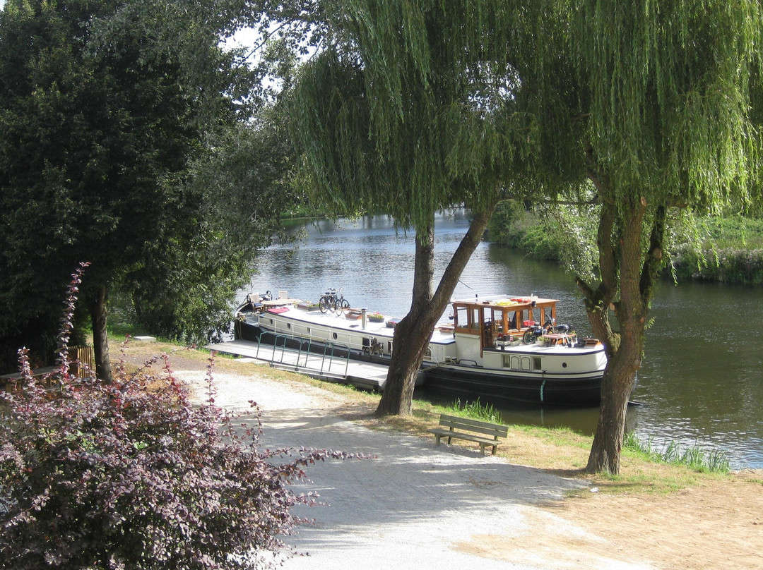 Josselin酒店住宿-Libje Barge Floating Bed & Breakfast