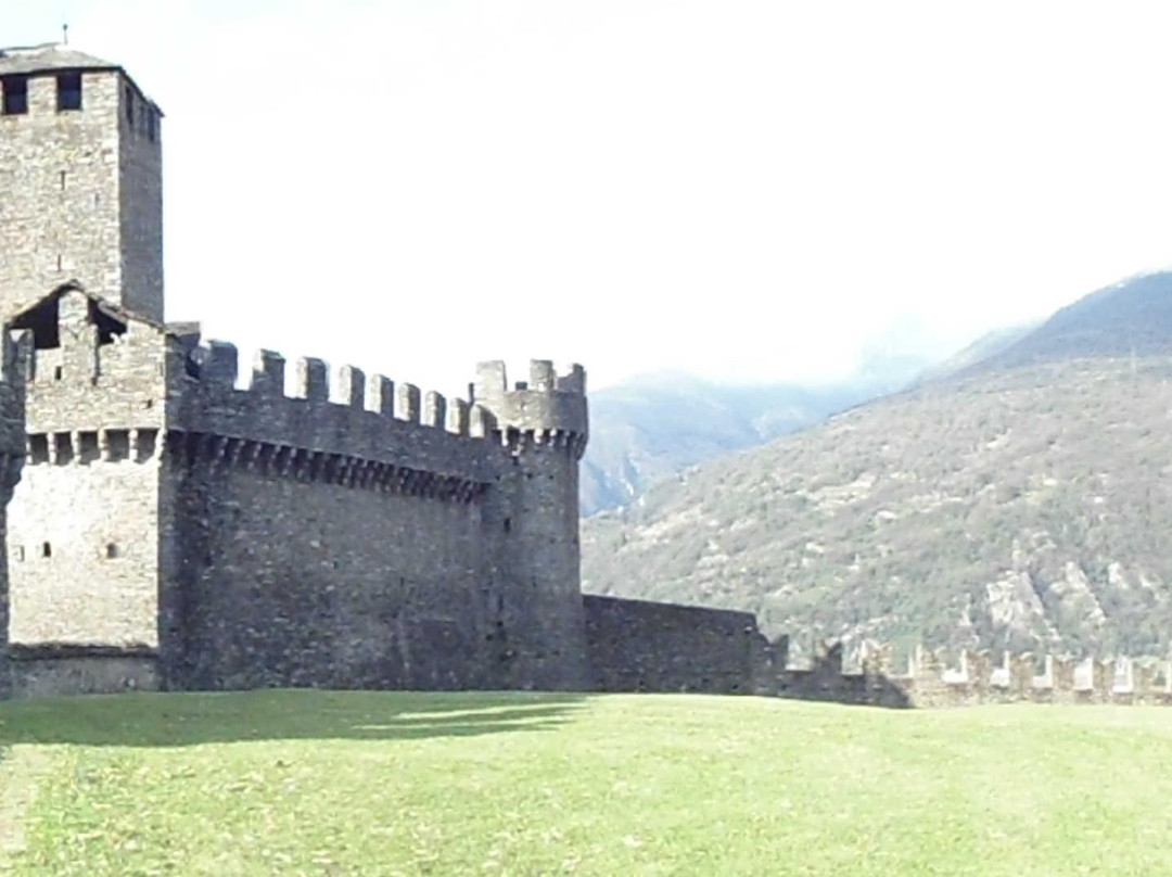Castello di Montebello-贝林佐纳必去景点