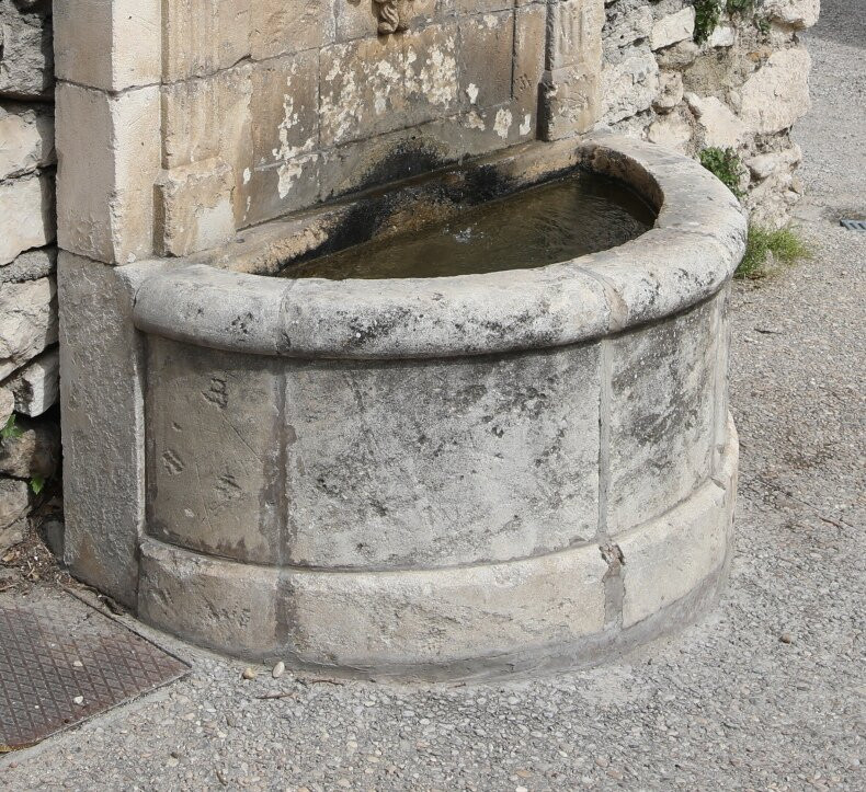 Fontaine Rue Carriero Frédéric Mistral