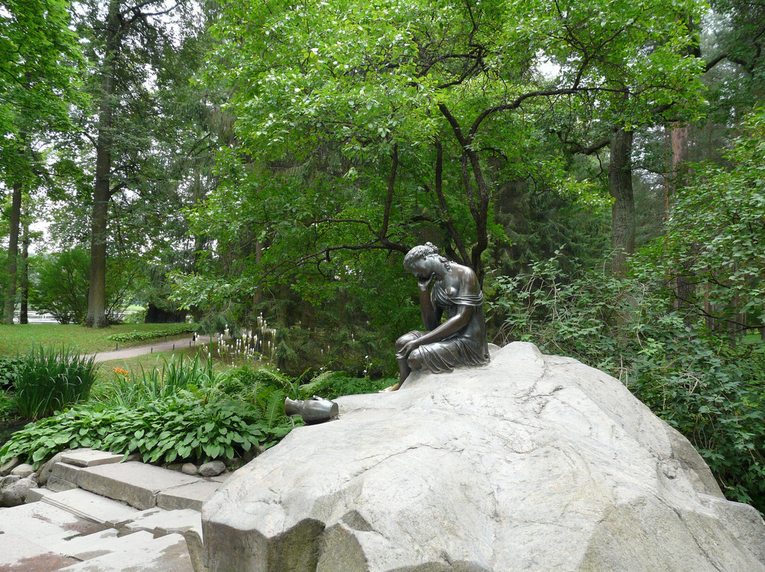 Fountain The Girl with Jar景点图片