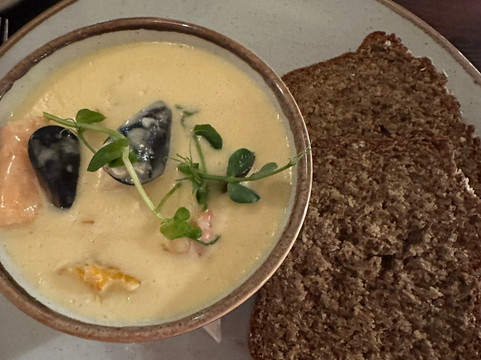 湖畔庄园酒店主图