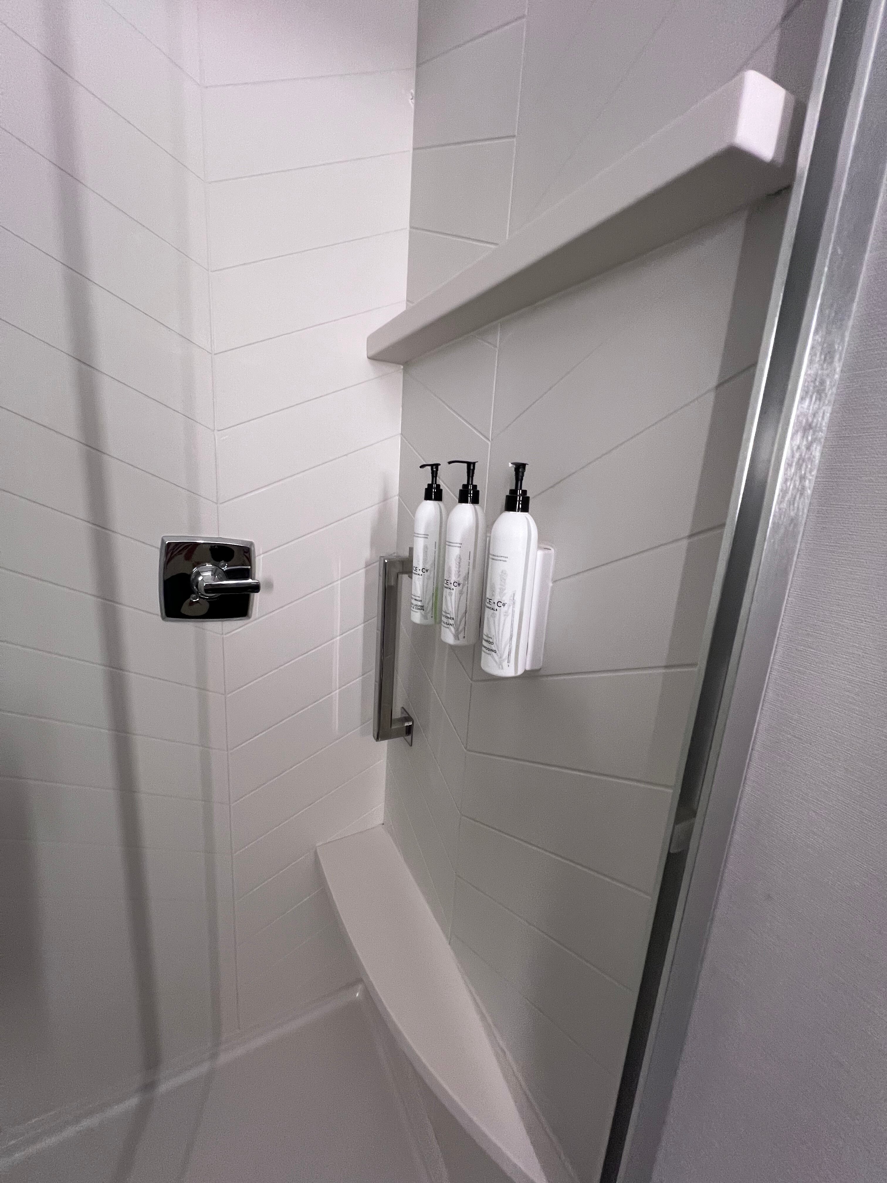 Fairfield Inn & Suites By Marriott Springfield Enfield-浴室