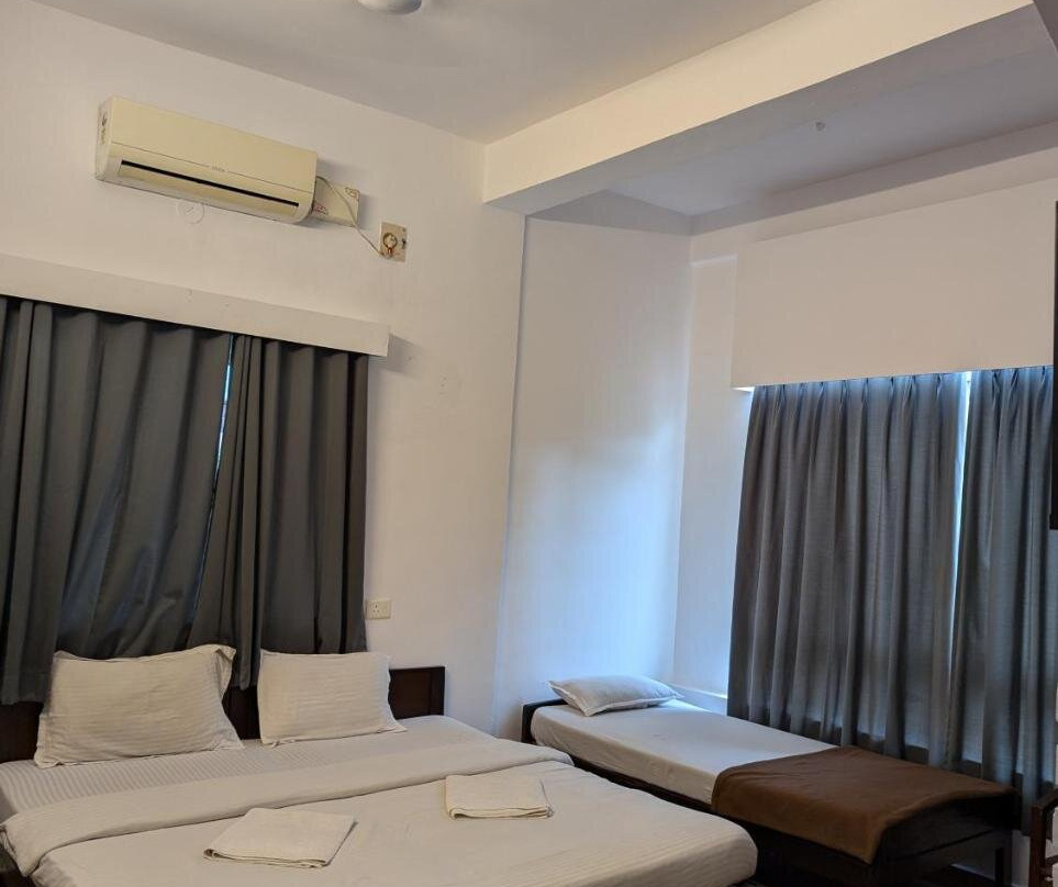 Hotel White Season