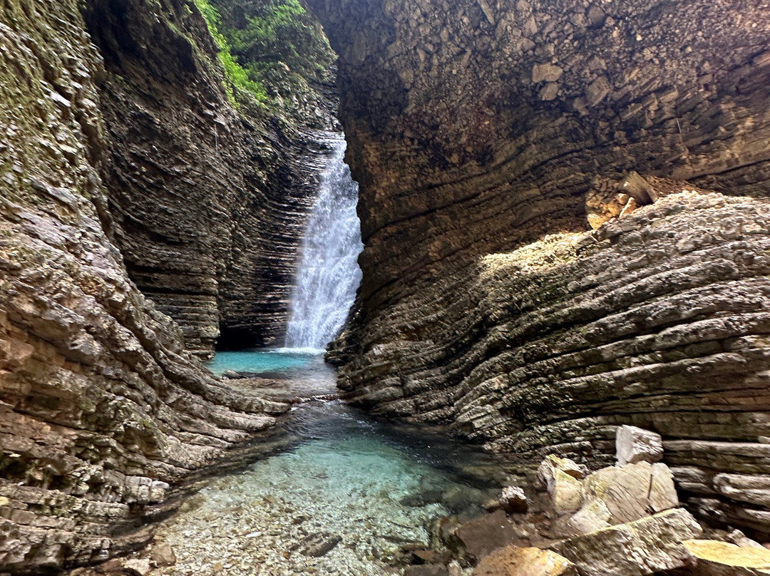 Peshtura Waterfall景点图片