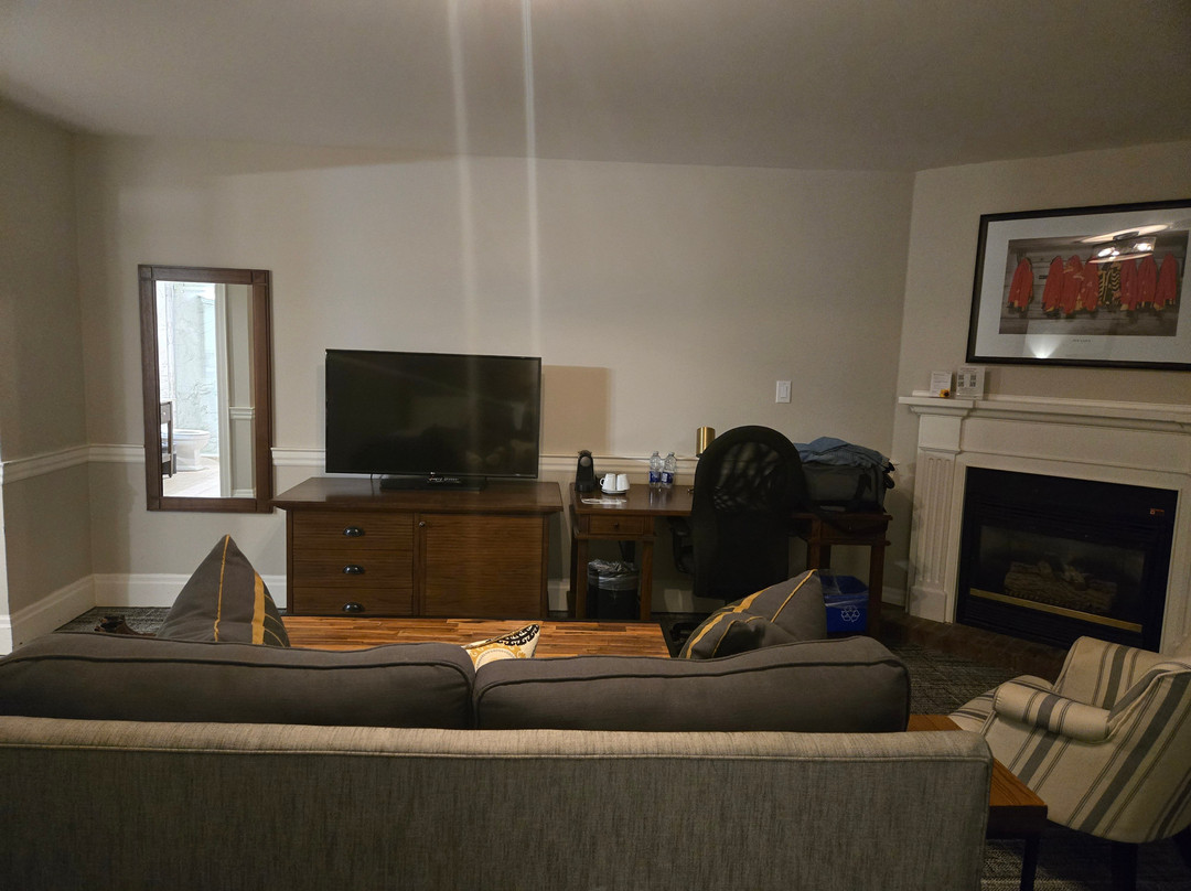 Pillar and Post主图