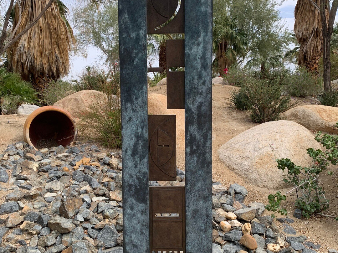 Faye Sarkowsky Sculpture Garden-棕榈沙漠必去景点