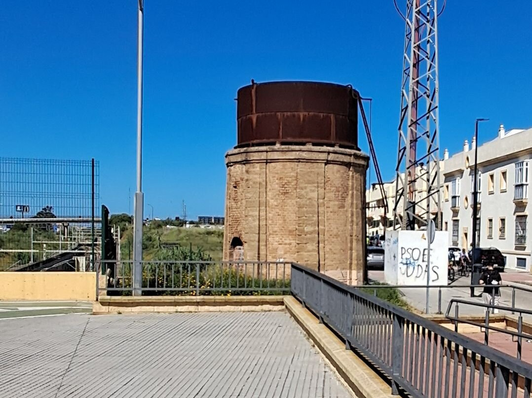 Antiguo Depósito De Agua De Renfe景点图片