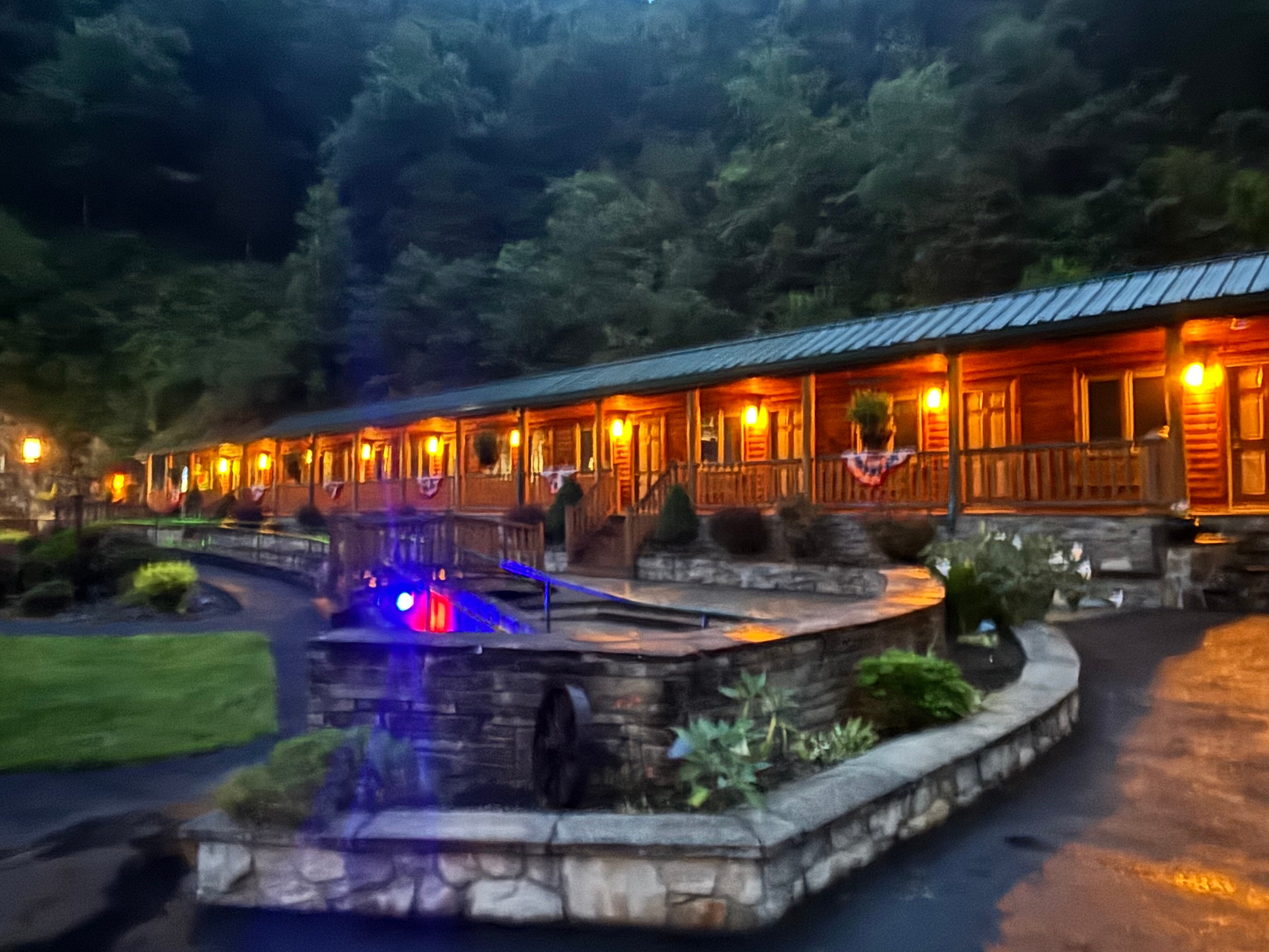 Smoke Hole Caverns & Log Cabin Resort-官方