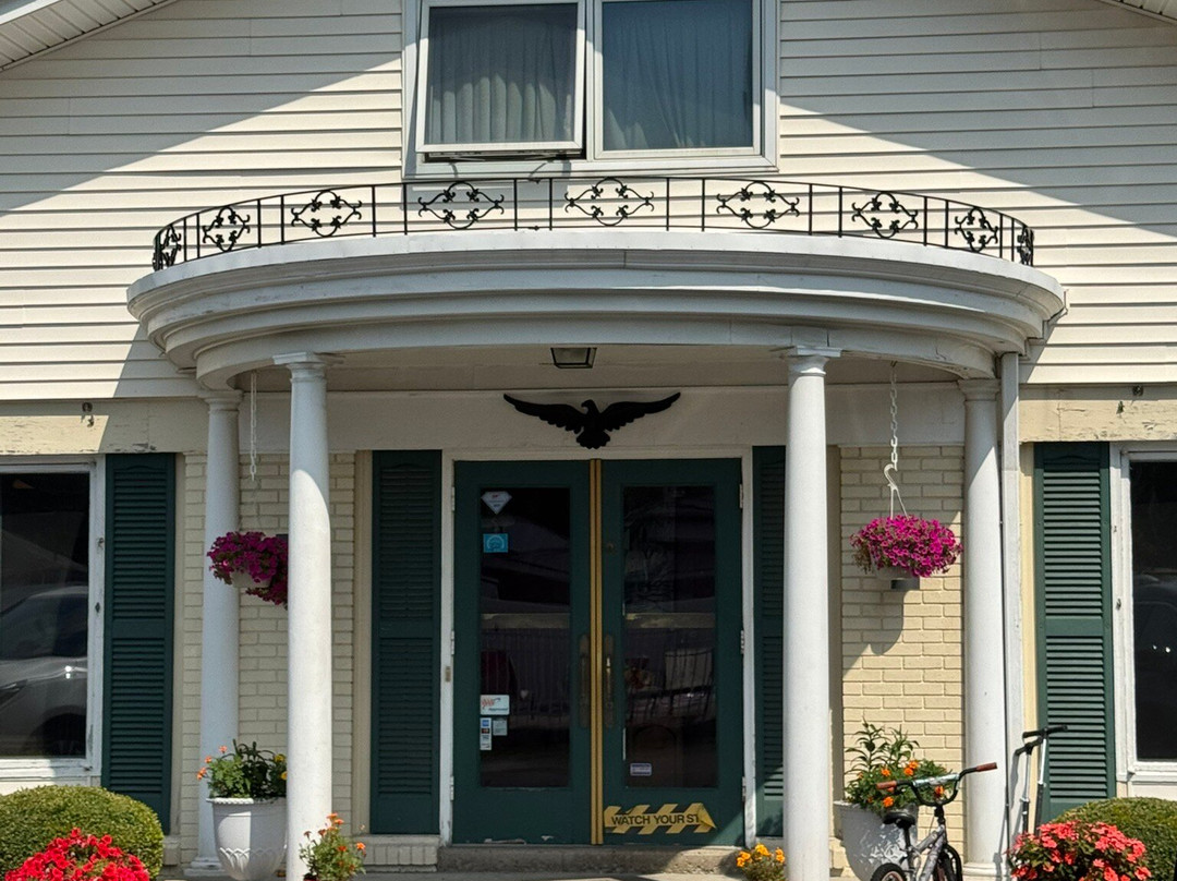 Glass House Inn主图