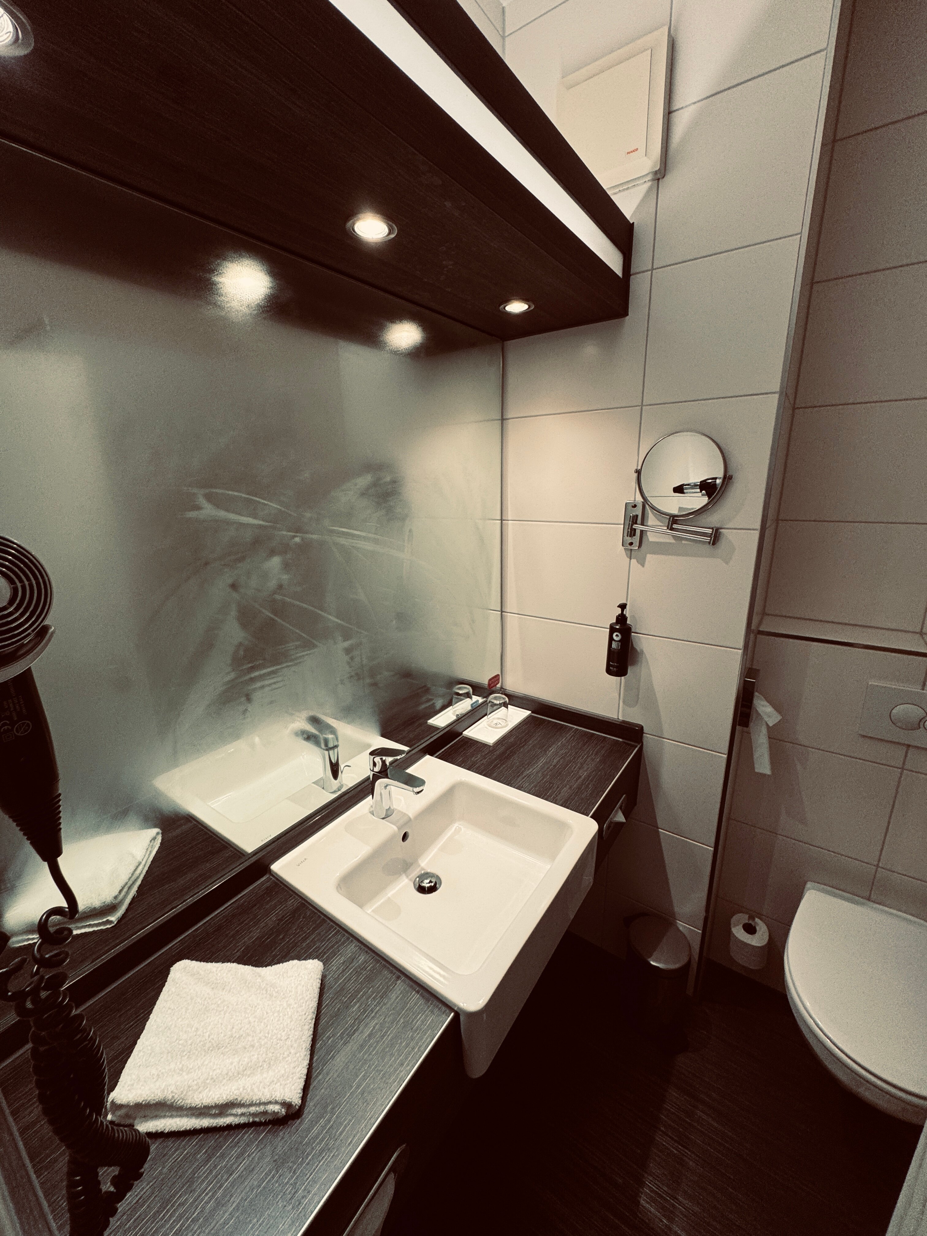 H+ Hotel Köln Hürth-浴室