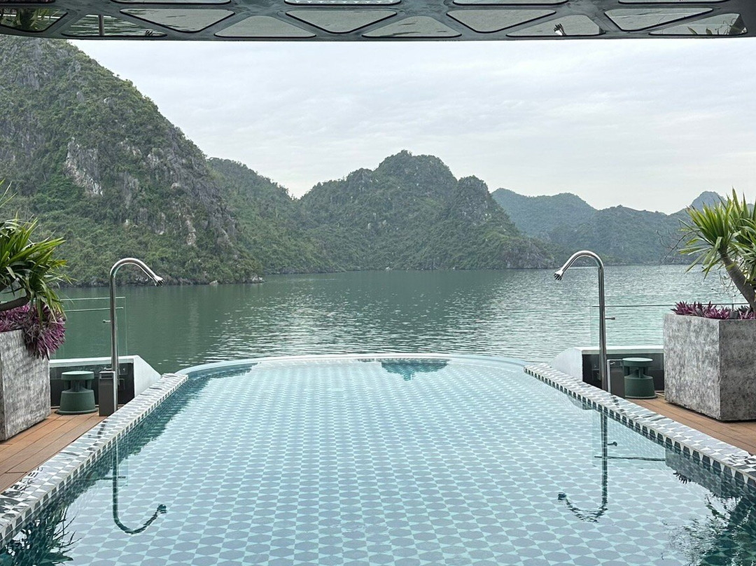 Elite of the Seas-下龙湾必去景点