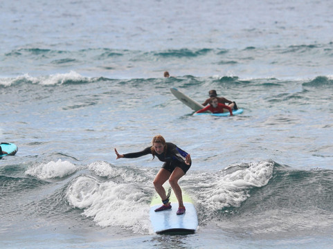 卡哈陆吾湾海上冲浪活动-凯鲁瓦-柯纳必去景点