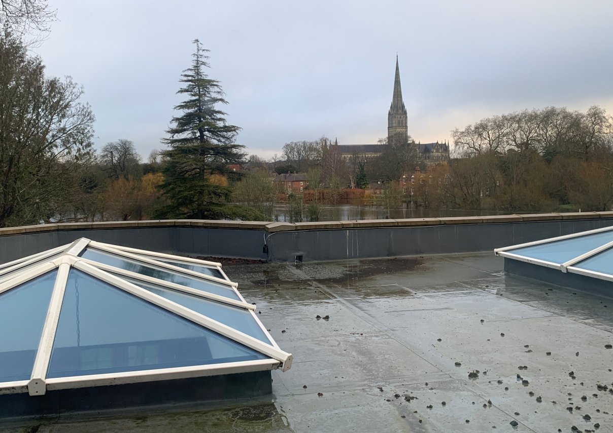 河畔, 世尊酒店-客卧