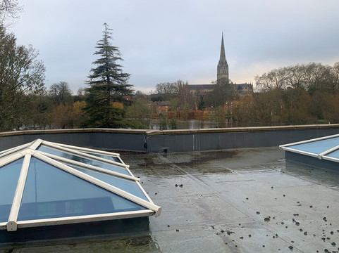 河畔, 世尊酒店主图