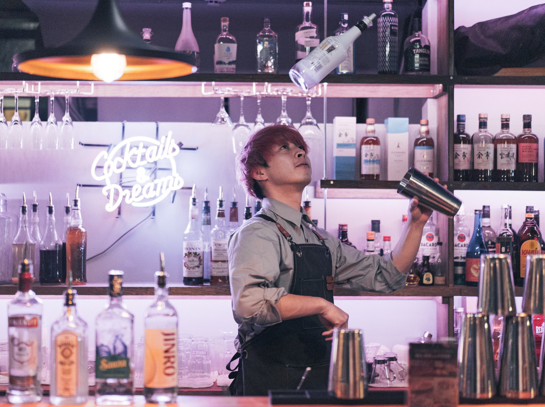 Tug-b Bar Cafe Bar