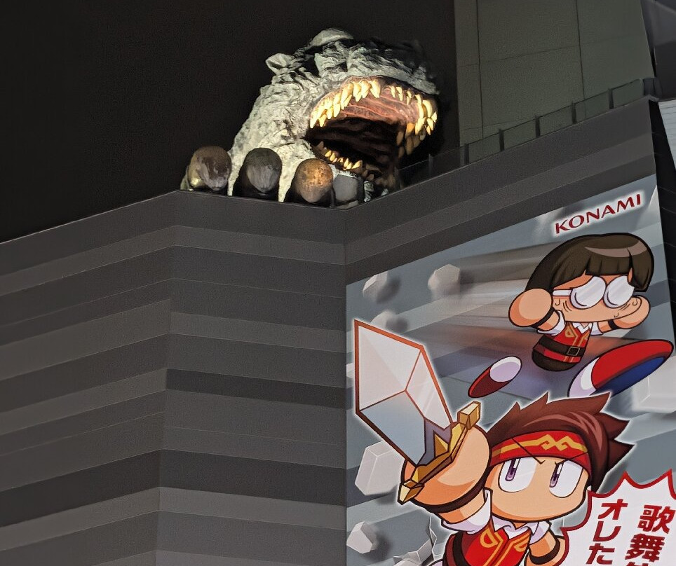 新宿哥斯拉等比头雕-Kabukicho必去景点