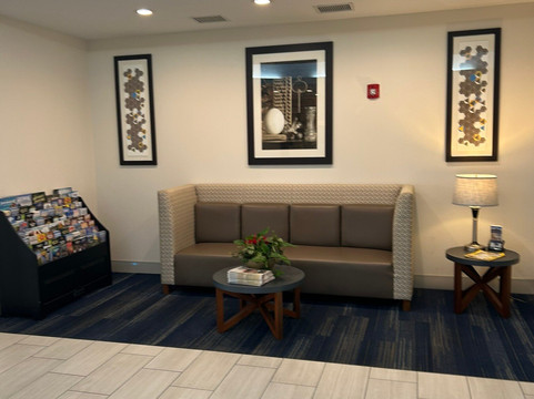 Holiday Inn Express 约翰逊城主图