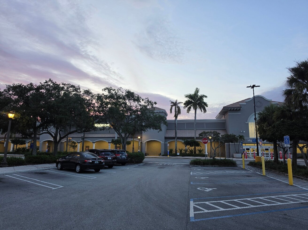 Walmart Supercenter-科勒尔斯普林斯必去景点