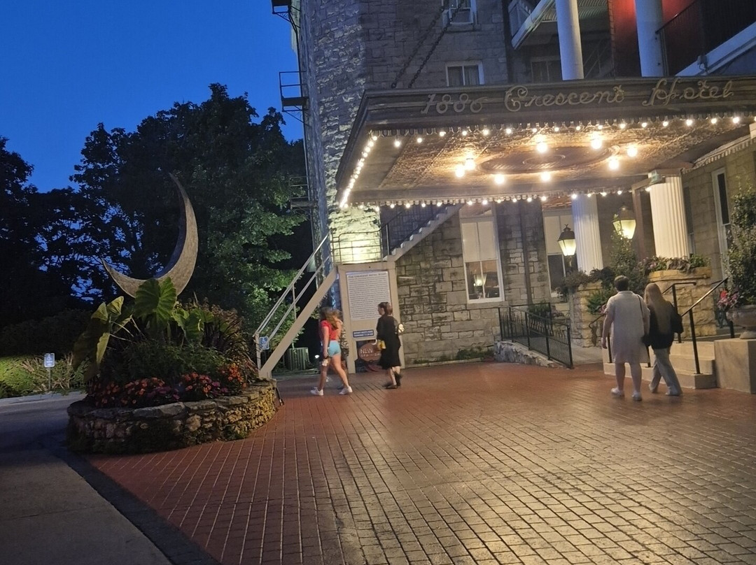 1886年新月水疗酒店主图