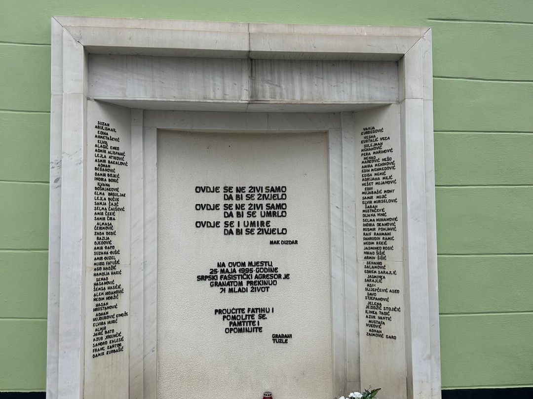 Tuzla Massacre Memorial - Kapija-图兹拉必去景点