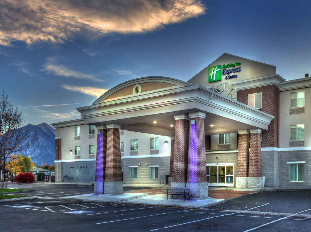 明登快捷假日&套房酒店主图