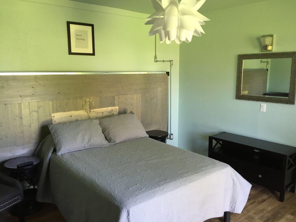 The Pecan Tree Motel-官方