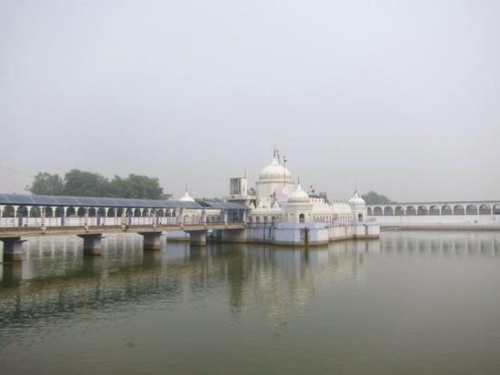 Achaleshwar Temple景点图片