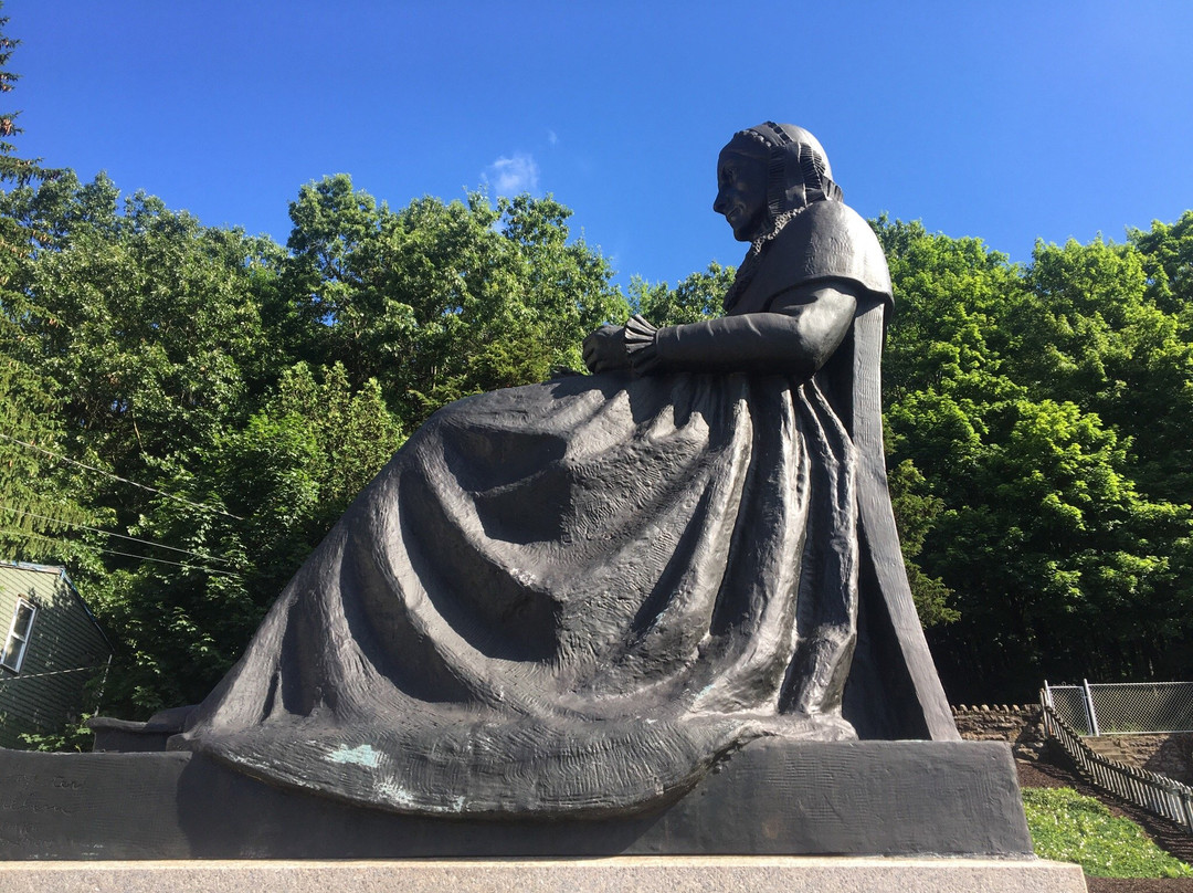 Whistler's Mother Statue景点图片