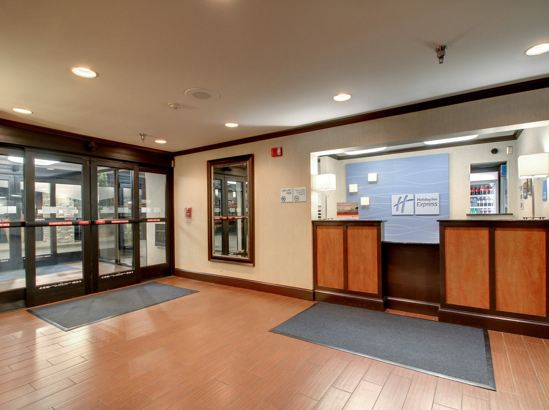 坎贝尔堡奥克格罗夫快捷假日酒店主图