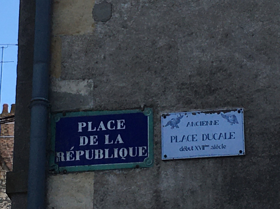 Place De La République-讷韦尔必去景点