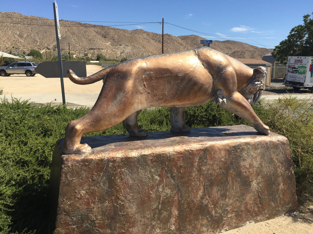 Smilodon Sculpture in Triangle Park-Yucca Valley必去景点